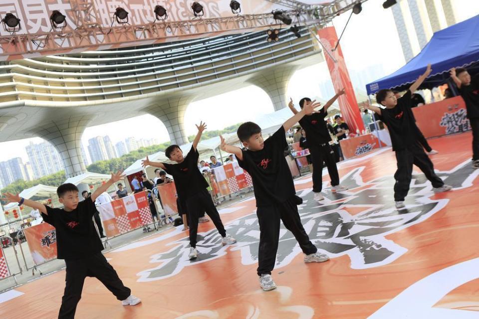 小城特色滑板街舞秀，青春在街头飞扬的简单介绍