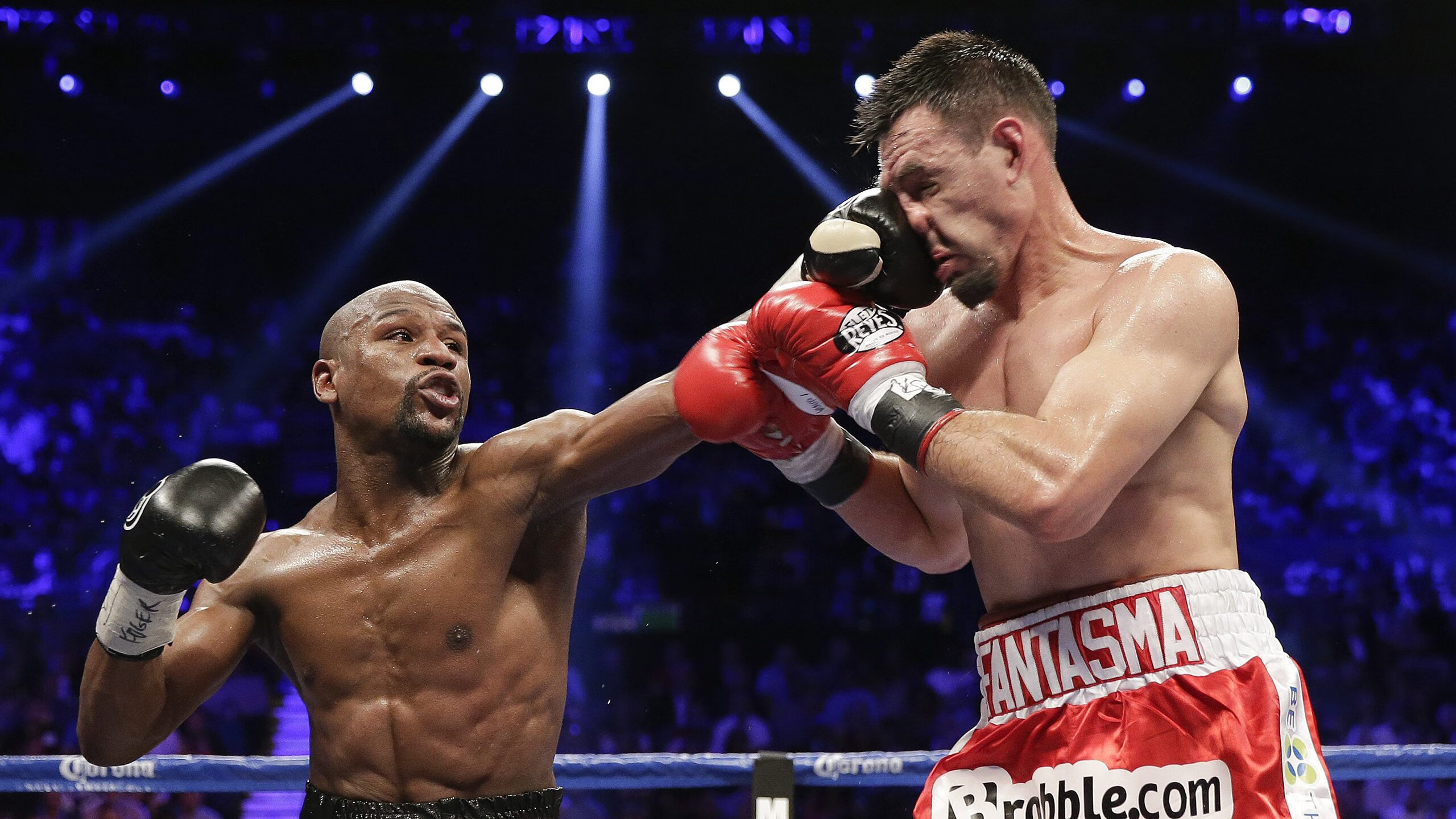 对阵马刺时，库里在第三节投中五个三分球，单节砍下19分点燃比赛！